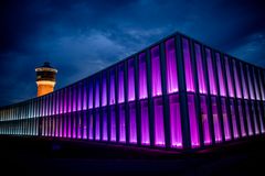 Billede af rådhuset i Tønder oplyst med lilla lys om aftenen.