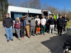 En gruppe FGU-elever står foran en minibus.