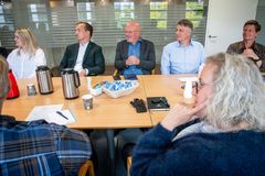 Møde i Tønder Kommunes nye Erhvervsstrategiske Forum med deltagere rundt om et bord.