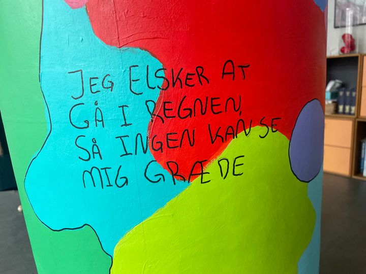 Citat af en ung skrevet på en stor flaske