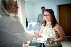 Kvindelig tjenerelev modtager pris ved ceremoni.