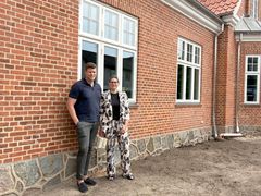 Ejerne foran deres hus på Storegade i Skærbæk