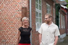 Ejerne foran deres hus i Slotsgaden i Møgeltønder