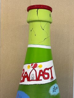 En flaskehals, hvor der står Ballast