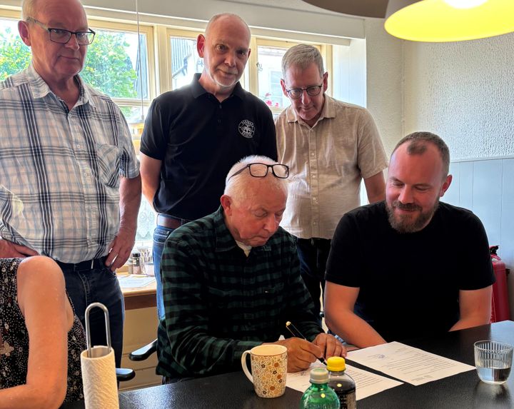 Bjarne Lund Henneberg skriver under på aftalen med Varmestuen