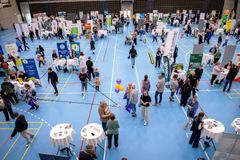 En travl messehal med stande og besøgende til Bo- og jobmesse i Tønderhallerne.