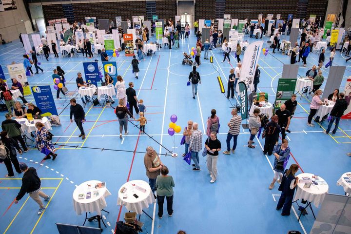 En travl messehal med stande og besøgende til Bo- og jobmesse i Tønderhallerne.