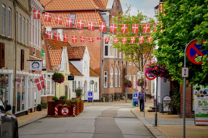Østergade i Tønder dekoreret med danske flag og blomster.