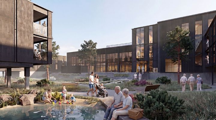 Arkitekturvisualisering af moderne bebyggelse med mørke trækladte bygninger omkring en grøn gård med vandløb, hvor mennesker slapper af, går tur og børn leger ved vandet.