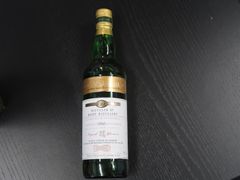 I 1966 vandt England VM i fodbold. Det er samme år, som denne sjældne whisky er fra. "The Old Malt Cask" Alc. 50 % er tappet på flaske i 1998, og der er én af i alt 181 flasker, der blev produceret. Skal den blive din, kan du byde på den til sommerauktionen i Nyrup.