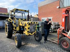 Opsigtvækkende traktor - Ford 4000 med girafmønster ruller ind tiltrækker nysgerringe blikke