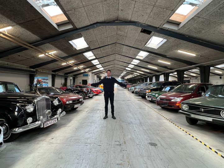 Bjørn Søby Jakobsen viser her, hvordan auktionshallerne i Randers er fyldt med spændende specialbiler