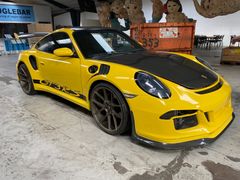 Denne Porsche 996 er blevet ombygget til at efterligne en 991 GT3RS. I en frisk gul farve med nye dæk og fælge skiller den sig ud. Interiøret bevares som originalt 996, men sæderne er blevet ombetrukket, og der er tilføjet mange lækre detaljer. Dette er en unik mulighed for at opleve køreglæden i en drømmebils replika, der faktisk er baseret på en ægte Porsche.