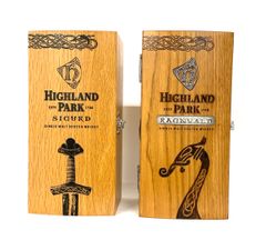 Selvom man nipper til Skotsk kulturarv tager man ikke fejl af vikingsymbolikken på æskerne indeholdende Highland Park, Sigurd og Highland Park, Ragnvald