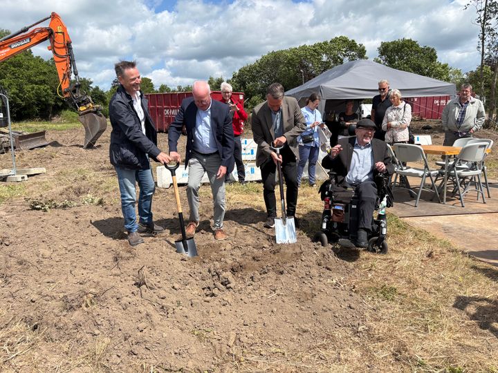 Mænd sætter spader i jorden ved ceremonien for opførelsen af nye boliger i Mogenstrup.