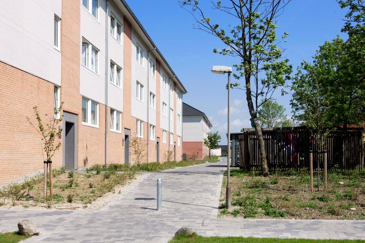Billedet viser en boligblok med fællesarealer ved Nørrevænget i Nakskov.