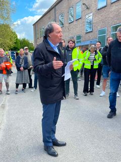 Formand for Nakskov Almene Boligselskab, Michael Demsitz, holder tale ved rejsegildet. Foto: Boilgkontoret Danmark