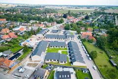 Dronefoto af Rørbækhuse i solskinsvejr, set oppefra.