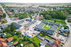 Dronefoto af et boligområde i Rørbækhuse med træer og marker i baggrunden. August 2025.