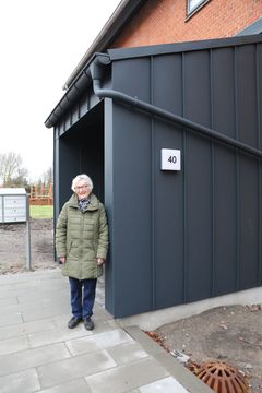 “Jeg glæder mig rigtig meget til at komme tilbage til min gamle lejlighed. Det er jo den bolig, jeg selv har valgt at bo i," siger Mona Madsen, der snart vender tilbage til sin nyrenoverede bolig i Apotekervænget. Foto: Boligkontoret Danmark