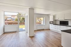 Apotekervænget rummer i alt 132 boliger, og renoveringen har haft fokus på både boligerne og de fælles omgivelser. Der er blandt andet etableret 24 tilgængelighedsboliger i stueplan. Foto: Boligkontoret Danmark.