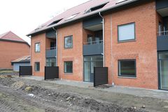 Apotekervænget rummer i alt 132 boliger, og renoveringen har haft fokus på både boligerne og de fælles omgivelser. Der er blandt andet etableret 24 tilgængelighedsboliger i stueplan. Foto: Boligkontoret Danmark.