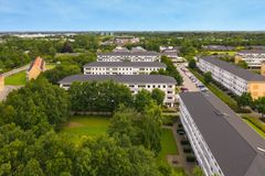 Luftfoto af boligblokke i Kolding Nord, omgivet af træer og veje.