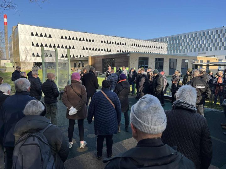 En gruppe mennesker samlet udenfor ved indvielsen af Koldings nye hjertesti.