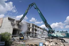 kranerne demostrerede nedrivningsarbejdet. Foto: Tor Stenstrop fra Almen Info Media