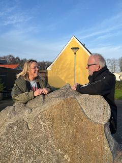 Socialfaglig medarbejder fra Esbjerg Kommune, Pernille Linding, og boligsocial medarbejder i Bramming Boligforening, Per Birkelund Pedersen, arbejder sammen for, at beboere i Godthåbsparken får tidligere og bedre hjælp ved både sociale og økonomiske udfordringer. Foto: Bramming Boligforening
