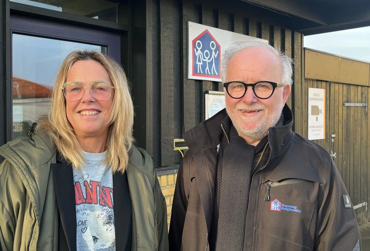 Socialfaglig medarbejder fra Esbjerg Kommune Pernille Linding og boligsocial medarbejder i Bramming Boligforening Per Birkelund Pedersen arbejder sammen for, at beboere i Godthåbsparken får tidligere og bedre hjælp ved både sociale og økonomiske udfordringer. Foto: Bramming Boligforening.