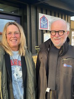 Socialfaglig medarbejder fra Esbjerg Kommune, Pernille Linding, og boligsocial medarbejder i Bramming Boligforening, Per Birkelund Pedersen, arbejder sammen for, at beboere i Godthåbsparken får tidligere og bedre hjælp ved både sociale og økonomiske udfordringer. Foto: Bramming Boligforening