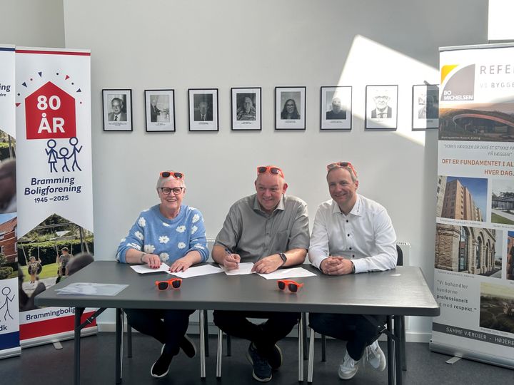 Formand for Bramming Boligforening, Bo Langendorff (i midten), sammen med næstformand Eva Feldborg Nielsen og direktør Jeppe Markmann Olsen fra entreprenørfirmaet Bo Michelsen ved underskrivelsen af aftalen om opførelsen af 30 nye almene boliger i det centrale Bramming. Foto: Boligkontoret Danmark