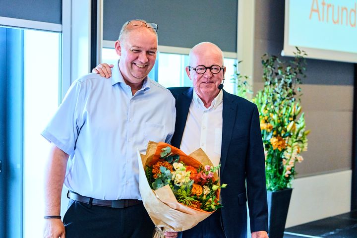 Nyvalgt formand for Boligkontoret Danmark, Bo Langendorff (tv.), sammen med den afgående formand Klaus Bentzen ved organisationens repræsentantskabsmøde den 30. maj 2026. Foto: Steffen, Stampfoto.dk