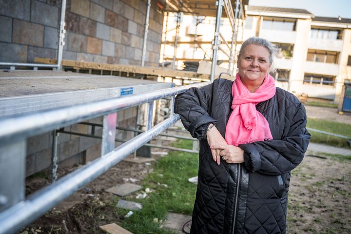 Selvom det kræver en genhusning i et års tid, ser Nynne Jensen frem til at flytte tilbage i en totalrenoveret lejlighed i Fuglevænget. Foto: Mikkel Weje Nielsen