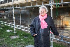 Selvom det kræver en genhusning i et års tid, ser Nynne Jensen frem til at flytte tilbage i en totalrenoveret lejlighed i Fuglevænget. Foto: Mikkel Weje Nielsen