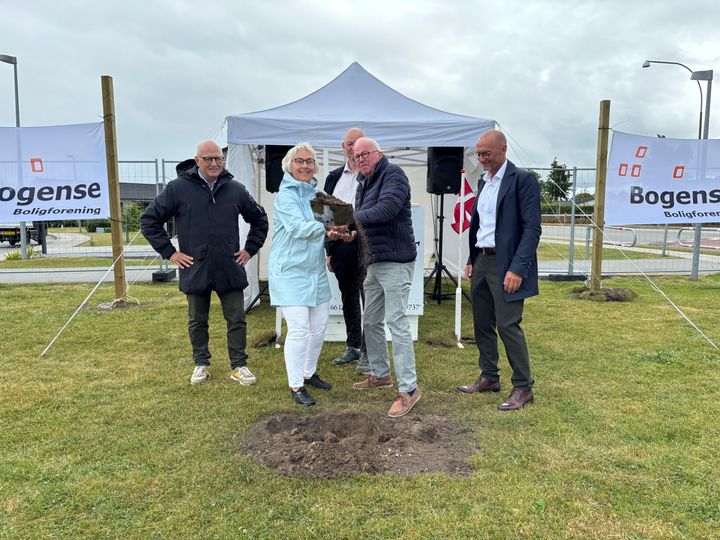 Nordfyns borgmester, Mette Landtved-Holm, og Klaus Bentzen, formand for Bogense Boligforening, tog det officielle første spadestik til de nye boliger den 9. juni. Foto: Boligkontoret Danmark