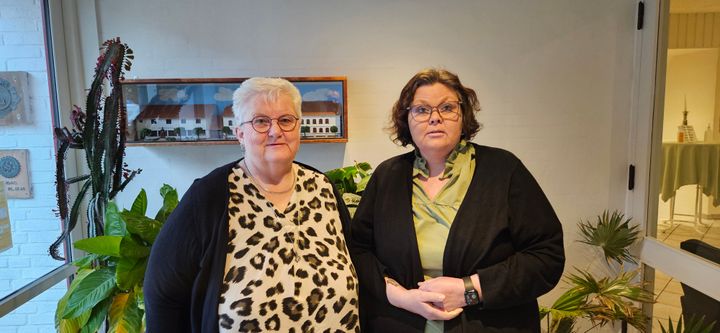 Formand for Gram Boligforening, Jytte Asmussen (tv.) og afgående formand for Boligselskabet Kongeåen, Rikke Bruun Julius (th.), som flytter fra boligselskabet og dermed forlader formandsposten. Foto: Boligkontoret Danmark