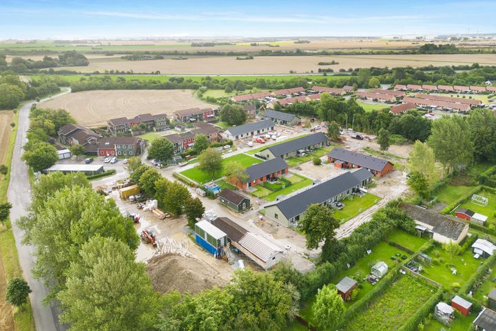 Dronefoto af Sognefogedvænget efter renovering, august 2025, viser grønne områder og boliger set oppefra.