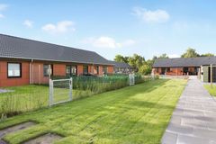 Sognefogedvænget har gennemgået en omfattende renovering, hvor antallet af boliger er reduceret fra 84 til 41. Dronefoto august 2025, Edin Bosnjak, Decento.