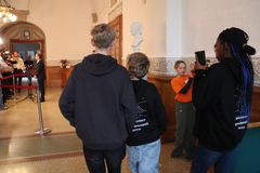 Fem børn besøger Christiansborg og oplever demokrati på nært hold.