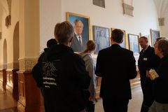 Unge besøger Christiansborg og kigger på portrætter på en væg.