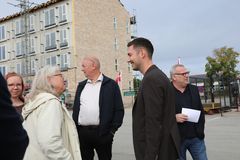 Lena Andersen, formand for Boligselskabet Nordsjælland i samtale med Hillerøds borgmester Christoffer Lorenzen ved rejsegildet i Skoleparken. Foto: Boligkontoret Danmark.