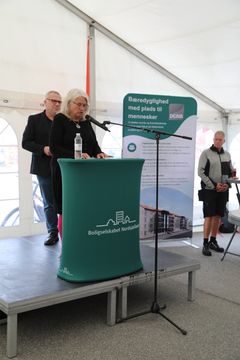 Lena Andersen, formand for Boligselskabet Nordsjælland, holdt tale ved rejsegildet og fremhævede de nye boligers betydning for Skoleparken som boligområde og fællesskab. Foto: Boligkontoret Danmark.