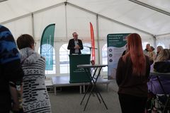 Lars Lehmann, administrerende direktør i Boligkontoret Danmark, holdt tale ved rejsegildet i Skoleparken og takkede blandt andet håndværkerne og samarbejdspartnerne for deres indsats. Foto: Boligkontoret Danmark.