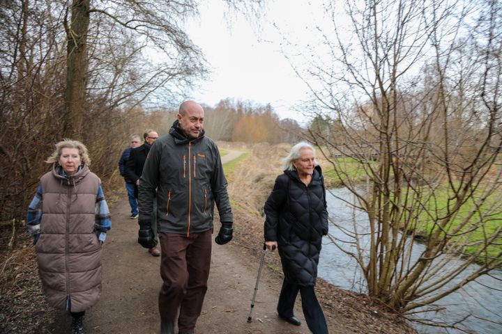 To personer går langs en sti ved et vandløb i et klimasikret område om vinteren.