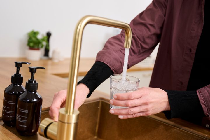 Foto af et glas der fyldes op med rent drikkevand.