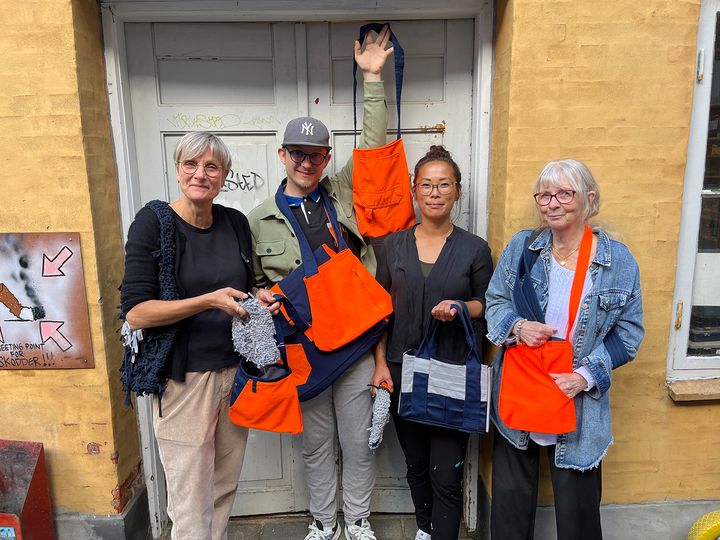 Helle Damm-Henrichsen, direktør i DIN Forsyning sammen med Daniel Arvidsson (frivillig og ansat på socialt frikort ved KORN180), Ditte Nørup (stedfortræder KORN180) og Lena Olsson (frivillig sy-dame i KORN180).