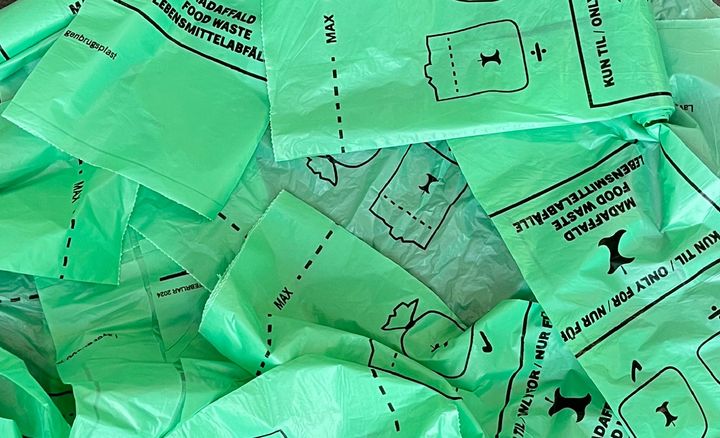 Mængden af affaldsposer, der uddeles, er faldet markant takket være en ny metode til uddeling af poserne.