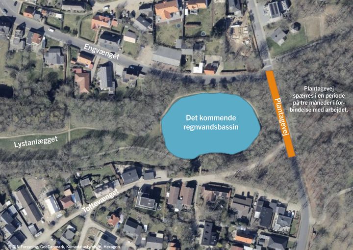 Kortet viser, hvor bassinet bliver placeret. Det viser desuden den strækning af Plantagevej, der spærres i forbindelse med arbejdet.